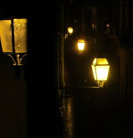 Archivo - Farolas en Palma un día de lluvia.