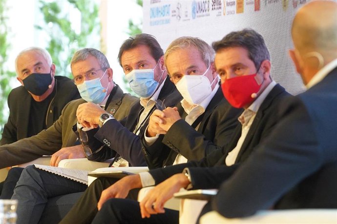 El alcalde de Valladolid, Óscar Puente (tercero por la izquierda), junto a otros intervinientes en el Foro de Sevilla.