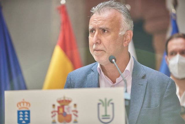 El presidente de Canarias, Ángel Víctor Torres, durante una rueda de prensa tras la reunión del Comité Director del Plan de Prevención de Riesgo Volcánico en Canarias (Pevolca), en la sede del Cabildo Insular de La Palma, a 3 de octubre de 2021
