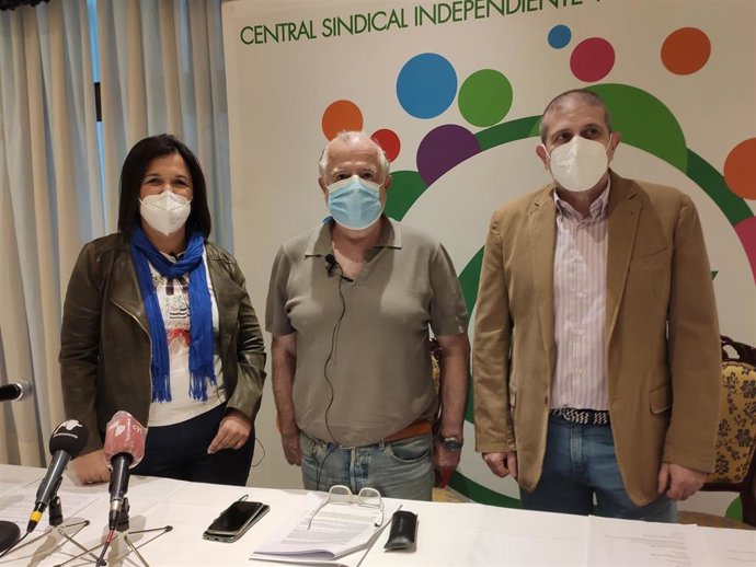 Los sindicalistas de CSIF María José San Román, José Julio Benito y José Ignacio Pérez, de izquierda a derecha, en la rueda de prensa en Salamanca