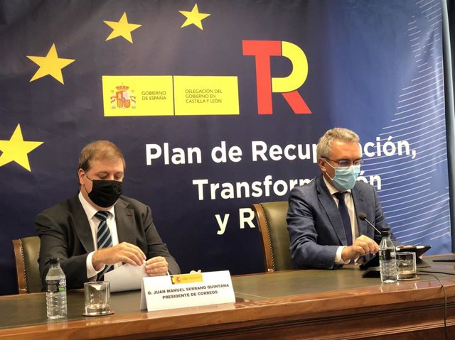 El presidente de Correos, Juan Manuel Serrano (izquierda), junto al delegado del Gobierno en Castilla y León, Javier Izquierdo (derecha).