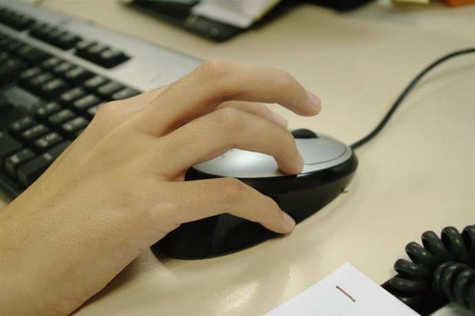 Archivo - Teclado con ratón (archivo)