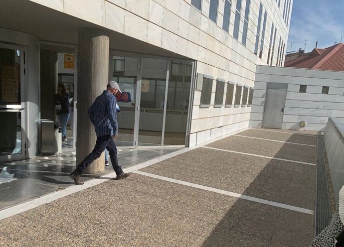 El extrabajador del AMPA del instituto Samuel Gili i Gaya de Lleida saliendo del edificio judicial, este miércoles.