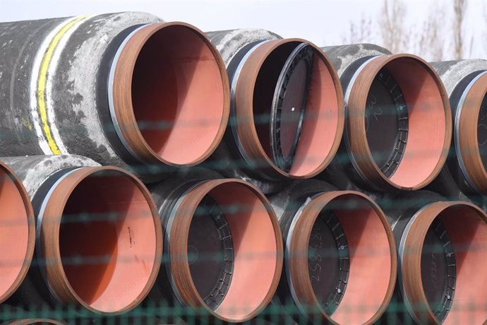 Archivo - FILED - 08 April 2021, Mecklenburg-Western Pomerania, Mukran: Pipes for the construction of the Nord Stream 2 natural gas pipeline from Russia to Germany are stored in the port of Mukran on the island of Ruegen. The controversial Nord Stream 2