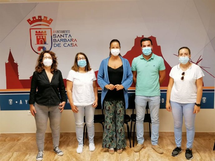 La delegada de Turismo de la Junta en Huelva, María Ángeles Muriel, en su visita a Santa Bárbara de Casa.