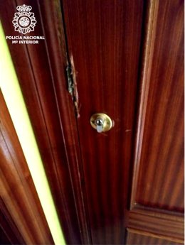 Puertra del domicilio de Santander donde robaron las detenidas