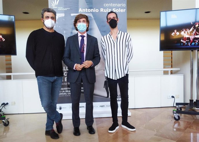 De izquierda a derecha, el director de orquesta Manuel Coves, quien dirigirá a la Orquesta Sinfónica de la Región de Murcia en la representación del Centenario; el director general del ICA, José Ramón Palazón, y el director del Ballet Nacional de España,