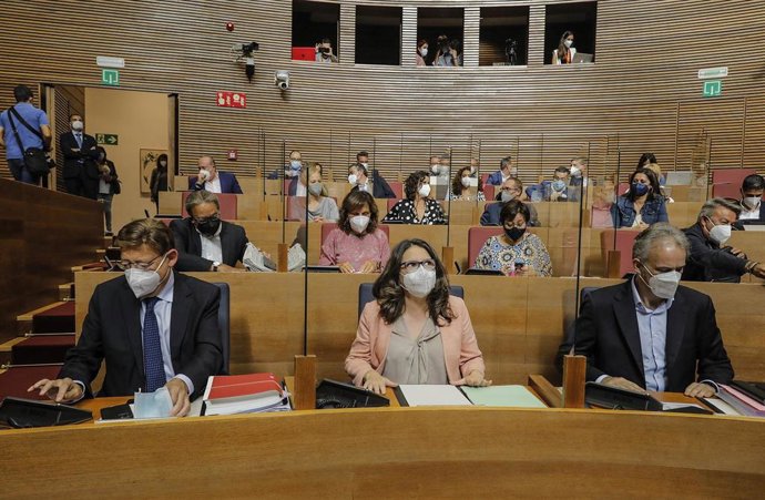 (I-D) El 'president' de la Generalitat, Ximo Puig; la vicepresidenta, Mónica Oltra, y el vicepresidente segundo, Héctor Illueca, durante un pleno de Les Corts.