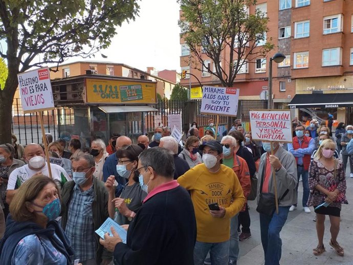 Concentración convocada por la Federación Vecinal de Gijón ante el centro de salud de Severo Ochoa, sede del Área V sanitaria