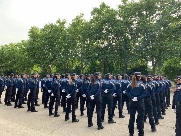 Archivo - Imagen de archivo de agentes de Policía Municipal de Madrid durante un desfile en el Parque de El Retiro.