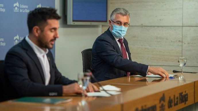 El portavoz del Gobierno de La Rioja, Álex Dorado, y el consejero de Desarrollo Autónomico, José Ángel Lacalzada, en comparecencia de prensa