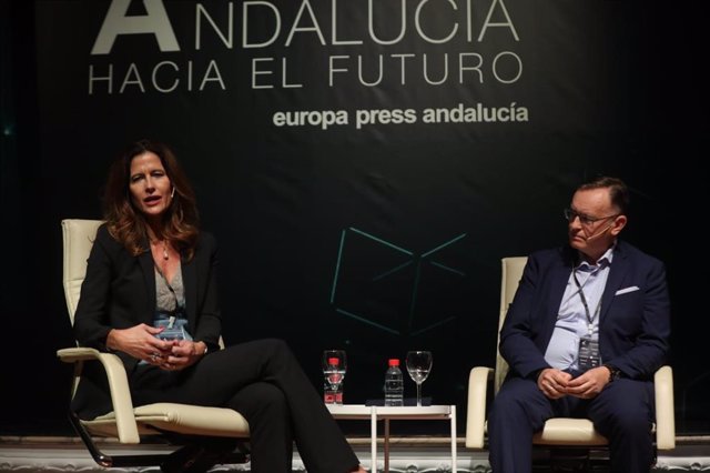Sol Villar y Rafael Fernández, en la jornada 'Andalucía hacia el futuro', celebrada en la sede de Fundación Cajasol.