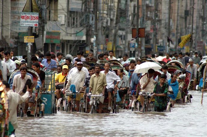 Personas afectadas por inundaciones en Bangladesh