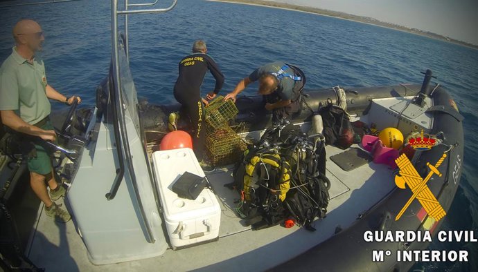 Archivo - Retirada de nasas frente al litoral de Almería.
