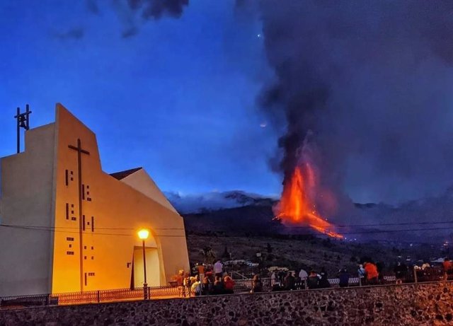Archivo - Imagen del volcán de La Palma desde la Parroquia La Sagrada Familia, en el barrio de Tajuya