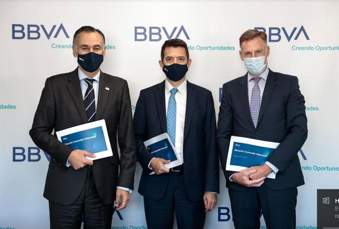 Presentación del informe 'Situación Comunitat Valenciana' del BBVA Research. (en el centro Rafael Doménech, responsable de Análisis Económico de BBVA Research)