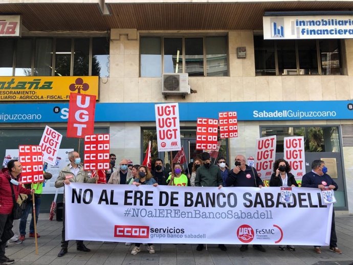 Concentración frente al Banco de Sabadell