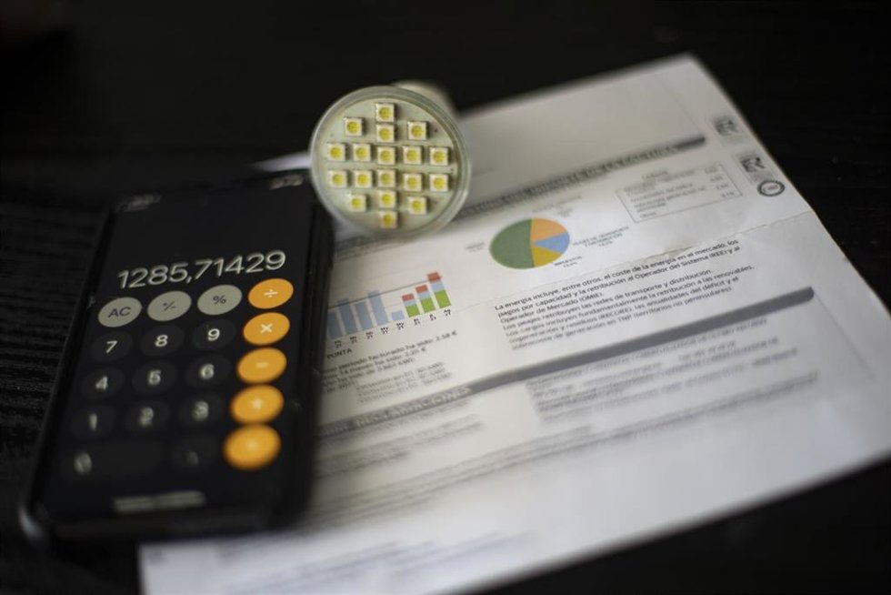 Una factura del consumo de luz, a 10 de septiembre de 2021, en Madrid (España).