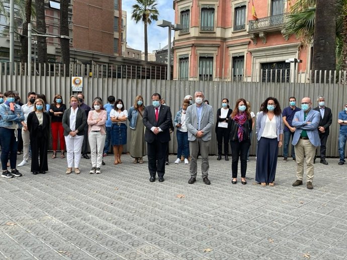 El conseller Joan Ignasi Elena durante el minuto de silencio en la Conselleria de Interior de la Generalitat