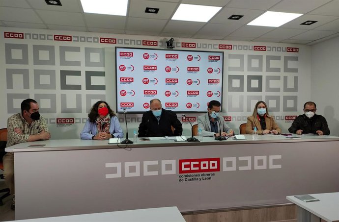 Los secretarios generales de UGT y CCOO, Faustino Temprano y Vicente Andrés, respectivamente, en el centro de la mesa durante la rueda de prensa.