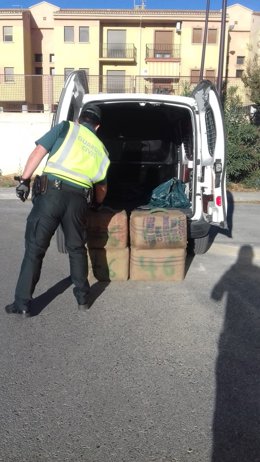 La Guardia Civil intercepta un vehículo cargado con más de 132 kilos de hachís en la A-92N, en Gor.