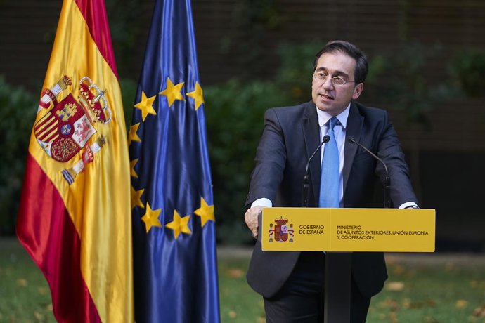 El ministro de Asuntos Exteriores, Unión Europea y Cooperación, José Manuel Albares, interviene en el acto de condecoración a los empleados del Ministerio que colaboraron en el dispositivo de evacuación en Afganistán, en el Palacio de Viana, a 28 de sep
