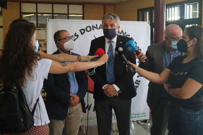 El delegado de Salud y Familias de la Junta en Almería, Juan de la Cruz Belmonte, atiende a los medios en la UAL.