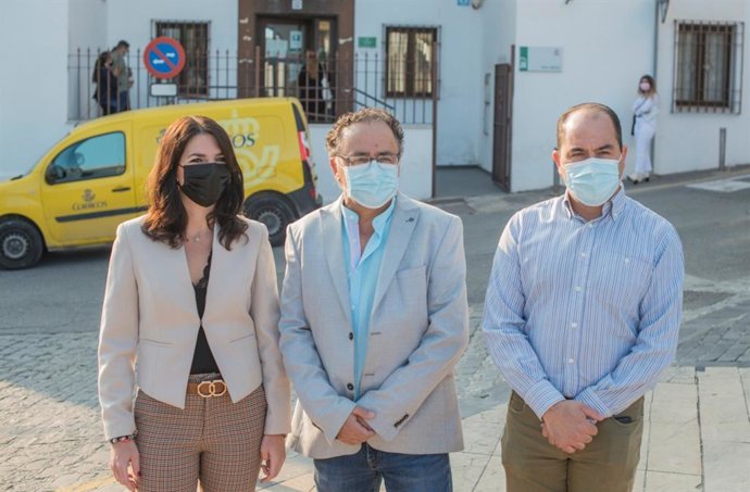 Purificación Joyera (izda.), ante el Juzgado de Baena.