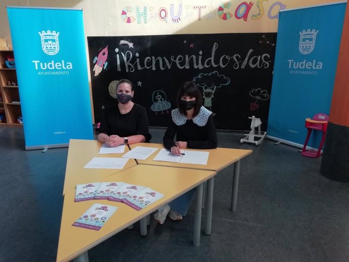 La concejala de Juventud y Centros Cívicos del Ayuntamiento de Tudela, Erika Navarro, y la responsable del servicio Chiquiticasa, Eva Domínguez.