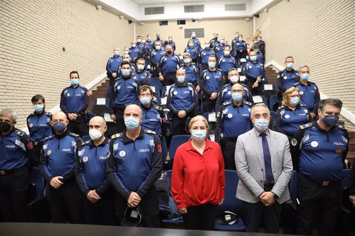 La delegada de Seguridad y Emergencias y portavoz del Ayuntamiento de Madrid, Inmaculada Sanz, junto a Agentes Tutores de la Policía Municipal de Madrid