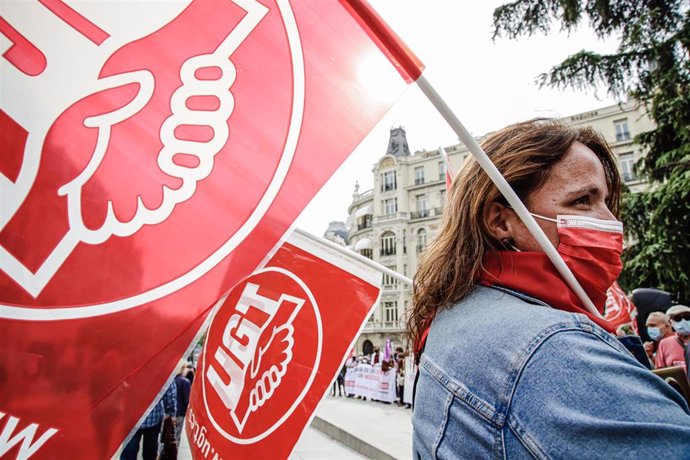 Una mujer sostiene una pancarta de UGT, en una imagen de archivo.