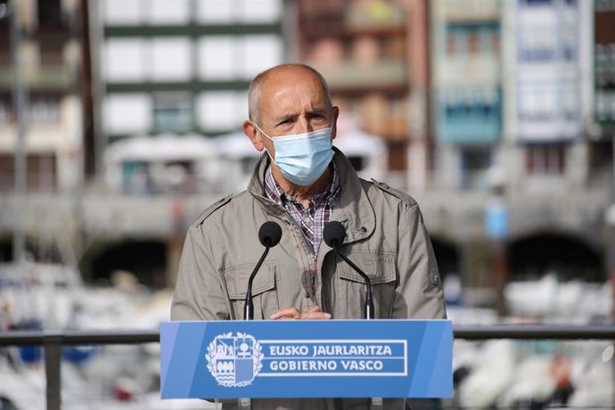 El vicelehendakari primero y consejero de Seguridad, Josu Erkoreka,en el puerto de Bermeo