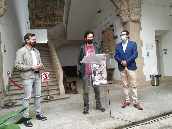 El diputado de Cultura, Fernando Grande, el responsable del festival, Ramón Aranguren, y el alcalde de Valencia de Alcántara, Alberto Piris, presentan la décima edición del festival ValentiARTTE