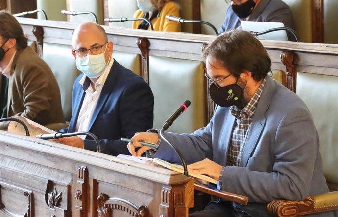 El gerente de Auvasa, Álvaro Fernández Heredia (dcha), y el concejal de Movilidad y Espacio Urbano, Luis Vélez (izda).