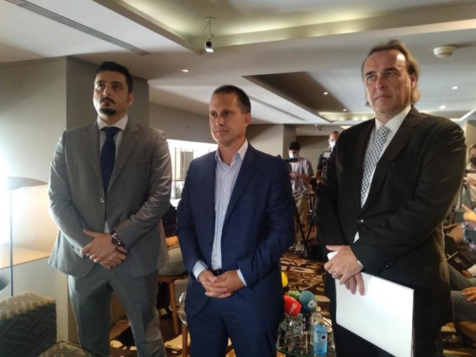 Paradas Romero junto con abogados en una rueda de prensa