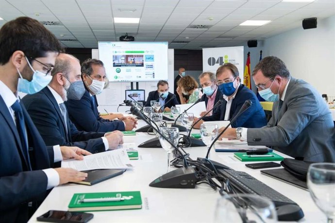 El presidente de la Junta de Extremadura, Guillermo Fernández Vara, en la reunión bilateral entre los Gobiernos de España y Portugal