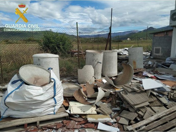 Materiales con amianto localizados por la Guardia Civil en Tremp.