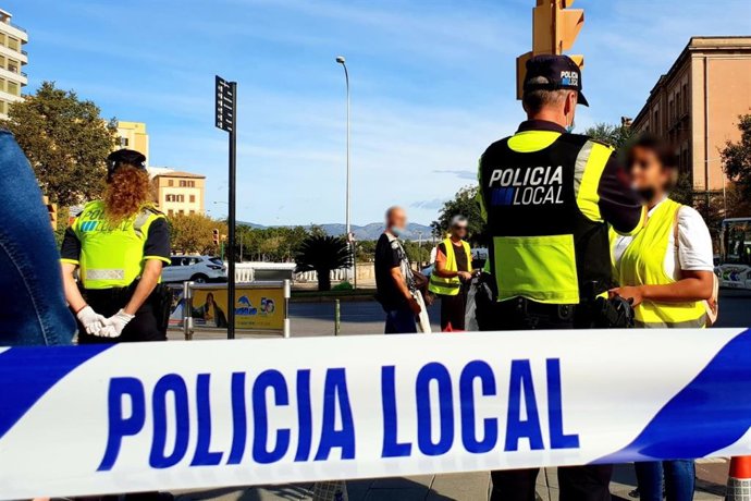 Dispositivo policial de control de patinetes y bicicletas.