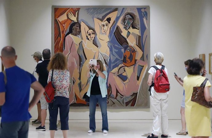 Varios turistas llenan una de las salas del Museo Picasso y disfrutan de las obras de arte del artista malagueño, en el día internacional del turismo que hoy se celebra con todos los museo abiertos gratuitamente a 27 de septiembre 2021 en Málaga (Andalu
