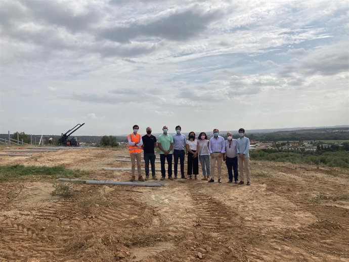 El delegado de Medio Natural y Carreteras de la Diputación y alcalde de Villafranca, Francisco Palomares (3 dcha.) en la zona de obras.