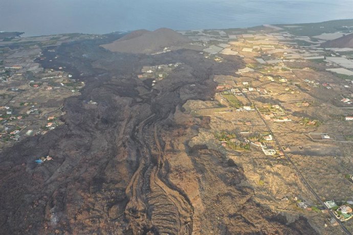 Imagen desde el aire de la colada del volcán de La Palma