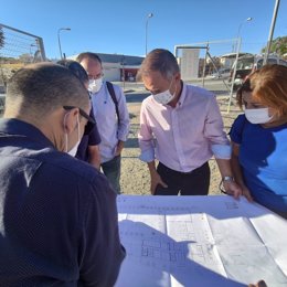 El delegado de Educación y Deporte de Almería revisa el proyecto para un nuevo IES en Huércal de Almería.