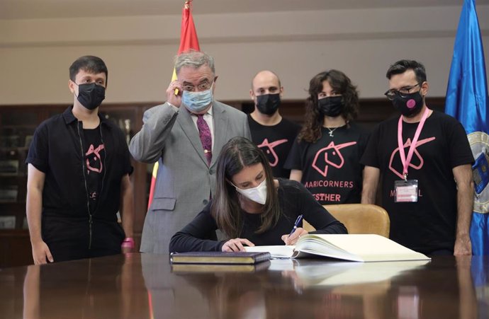 (I-D) La ministra de Igualdad, Irene Montero (c), firma ante la presencia del rector de la Universidad Politécnica de Madrid, Guillermo Cisneros (2i), en la inauguración del II Congreso Internacional de Estudios Interdisciplinares LGTBIQ+ en español