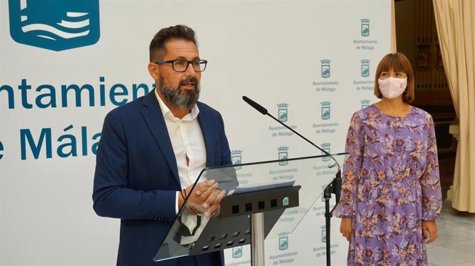 Archivo - El concejal de Derechos Sociales, Francisco Pomares; y la edil de Participación Ciudadana y vicesecretaria popular, Ruth Sarabia,