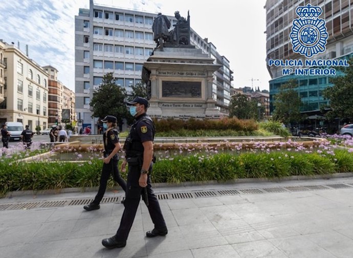 Agentes de la Policía Nacional por el centro de Granada.