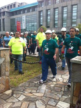 Archivo - Imagen de archivo de José Ángel Fernández Villa al frente de La Marcha Asturiana