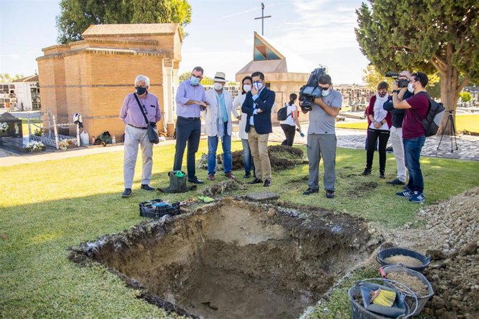 Inicio de los trabajos en el cementerio de La Soledad de Huelva, enmarcados en el 'Plan de Recuperación de Memoria Democrática'  de la FEMP.