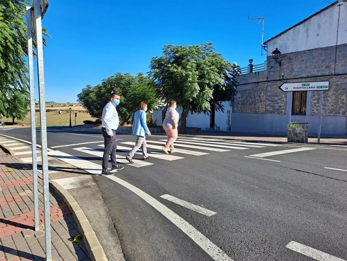 Cristina Casanueva (centro), cruza por un paso de cebra la travesía de Torrecampo.