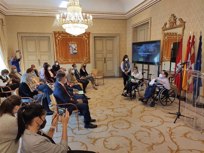 Acto en el Ayuntamiento de Salananca con motivo del Día de la Parálisis Cerebral.