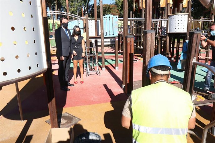El alcalde de Córdoba, José María Bellido, y la presidenta del Instituto Municipal de Gestión Medio Ambiental (Imgema), Cintia Bustos, visitan el inicio de los trabajos de reforma en la Ciudad de los Niños y las Niñas.